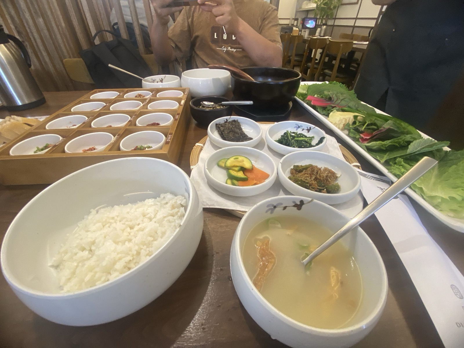 밥과 국, 여러 반찬으로 구성된 한식 상차림