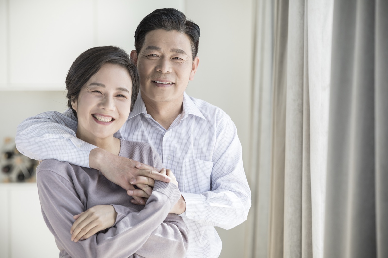실버타운 입주를 알아보는 노년 부부