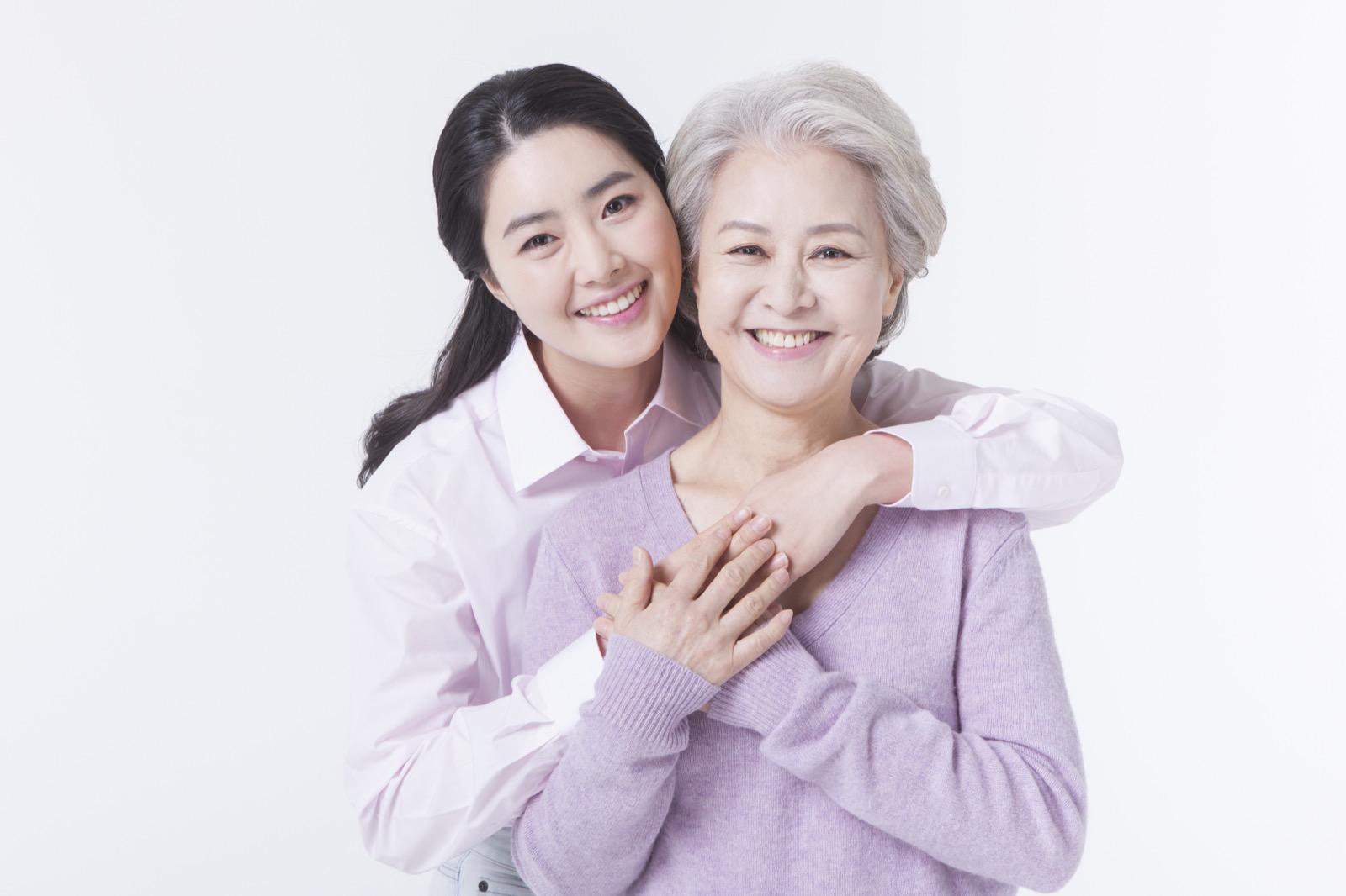 딸이 어머니를 뒤에서 안아주는 모습, 치매 부모님 돌봄을 함께하는 가족
