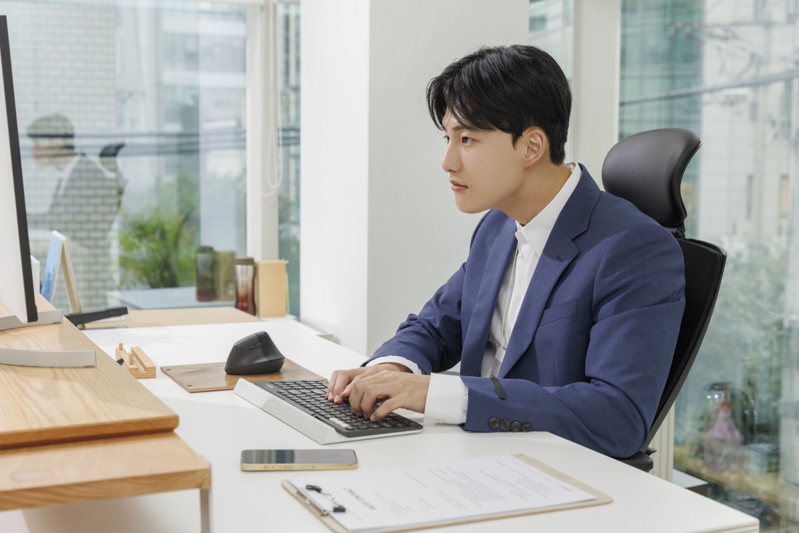 자녀가 사무실 컴퓨터로 부모님이 이용할 장기요양기관을 검색하는 모습